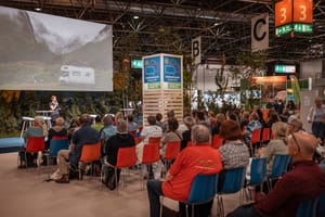 Jenny Krutzinna auf der Travel & Nature Connected Bühne auf der Caravan Salon 2023 in Düsseldorf