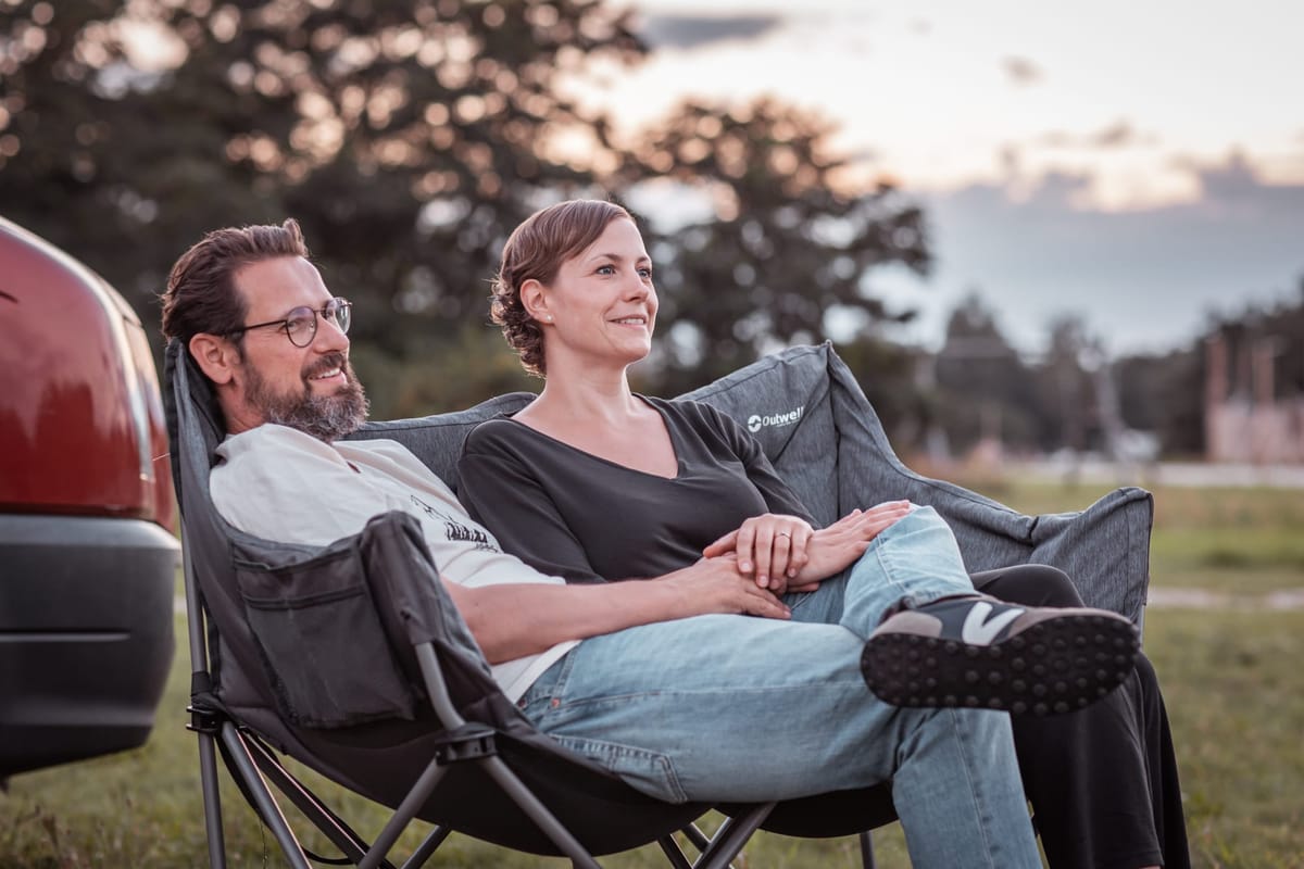 Camping App_Gruenderpaar chillt_quer.jpg