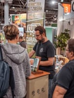 Lukas Koerdt am Camping App Stand auf dem Caravan Salon 2023
