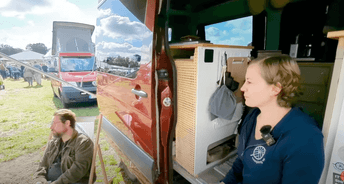 Lukas Koerdt & Jenny Krutzinna vor ihrem Van auf der Caravan und Co in Rendsburg im Herbst 2023
