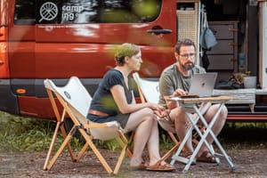 Camping App_Gruenderpaar arbeitet_quer.jpg