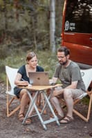 Camping App_Gruenderpaar arbeitet_hoch.jpg