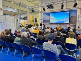 Jenny Krutzinna präsentiert die neue Nordcamp App in der Skandinavienwelt auf der Reise + Camping Messe 2023 in Essen