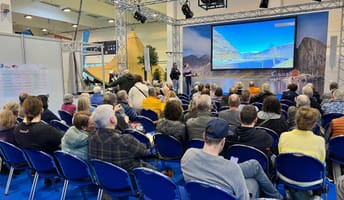 Jenny Krutzinna präsentiert die neue Nordcamp App in der Skandinavienwelt auf der Reise + Camping Messe 2023 in Essen