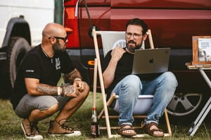 Christian von den Bustbastlern und Lukas Koerdt von der Camping App auf dem Burger, Bier und Bus Treffen in Niedergörsdorf im Sommer 2023