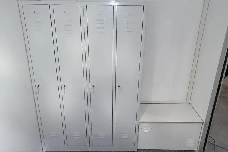 PHOTOS-ROULOTTE-6-PERS-1300Kg-vestiaire.webp