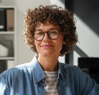medium-shot-smiley-woman-work.jpg