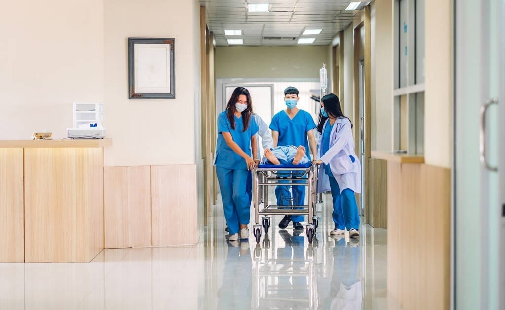 专业医生小组及制服听诊器辅助人员将重伤员送往医院急诊室进行手术。_43947734_1.jpg
