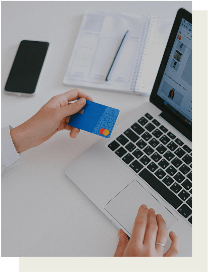 Personne réalisant un achat ne ligne avec sa carte bancaire