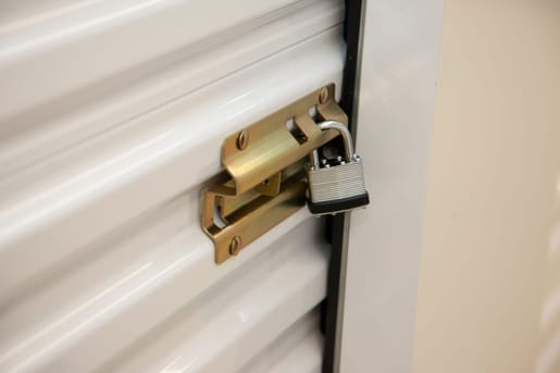 Vorhängeschloss auf Containertor zur individuellen Zutrittssicherung