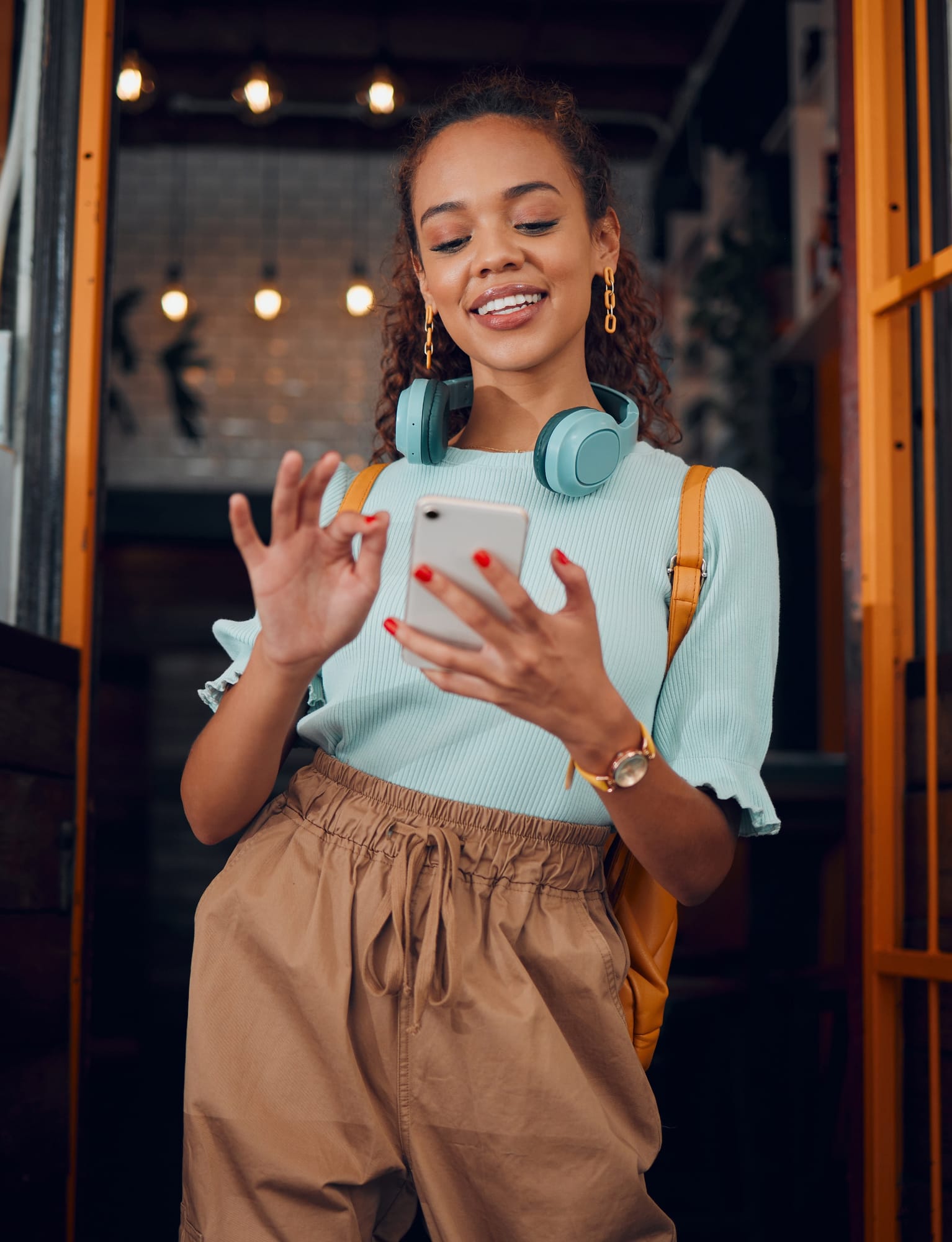 Headphones shutterstock_2214849971.jpg