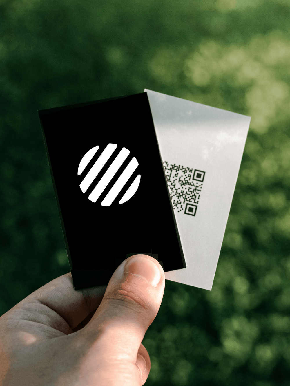 whatesim holding qr.png