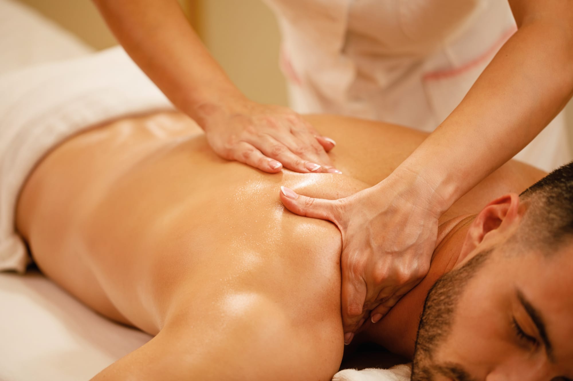 nahaufnahme-eines-mannes-mit-rueckenmassage-waehrend-einer-spa-behandlung-im-wellnesscenter.jpg