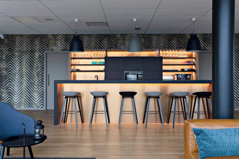 Cuisine de bureau et comptoir bar en cuivre, par Gwénaëlle Hoyet