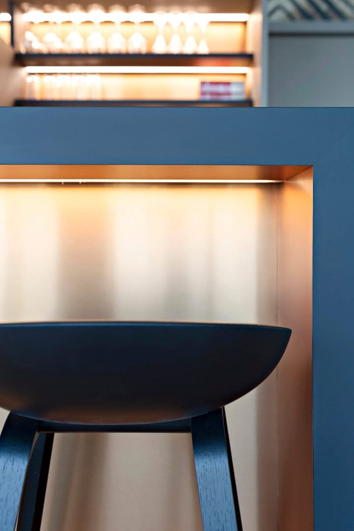 Détail d'agencement cuisine bar en laiton, par Gwénaëlle Hoyet