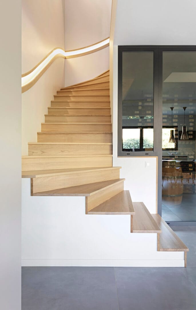 Escalier avec main courante lumineuse, réalisé par Meril, par Gwénaëlle Hoyet à Nantes