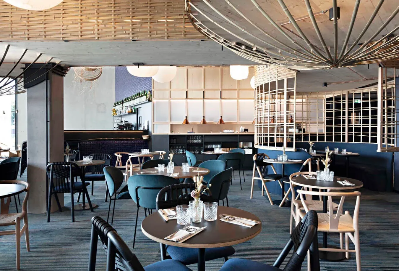 photographie-architecture-interieur-decoration-restaurant-asie-bar-madame-ao-chr-agencement-banquette-nacelle-meril-lumiere-naturelle-gwenaelle-hoyet-photographe-nantes-pays-de-loire-bretagne.webp