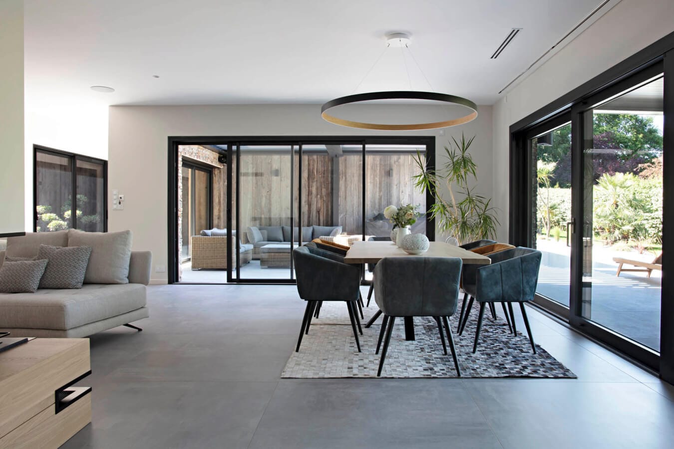 Espace de vie contemporain avec baie vitrée, mobilier Meril, par Gwénaëlle Hoyet