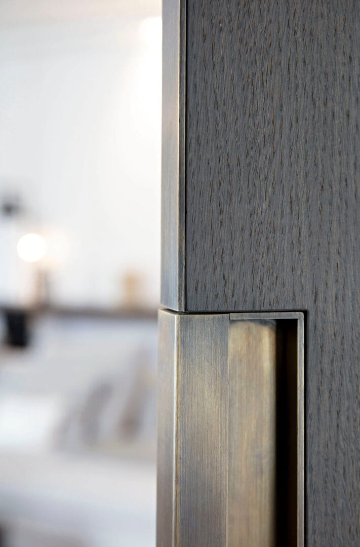 Détail de poignée de porte  sur mesure coulissante, par Gwénaëlle Hoyet