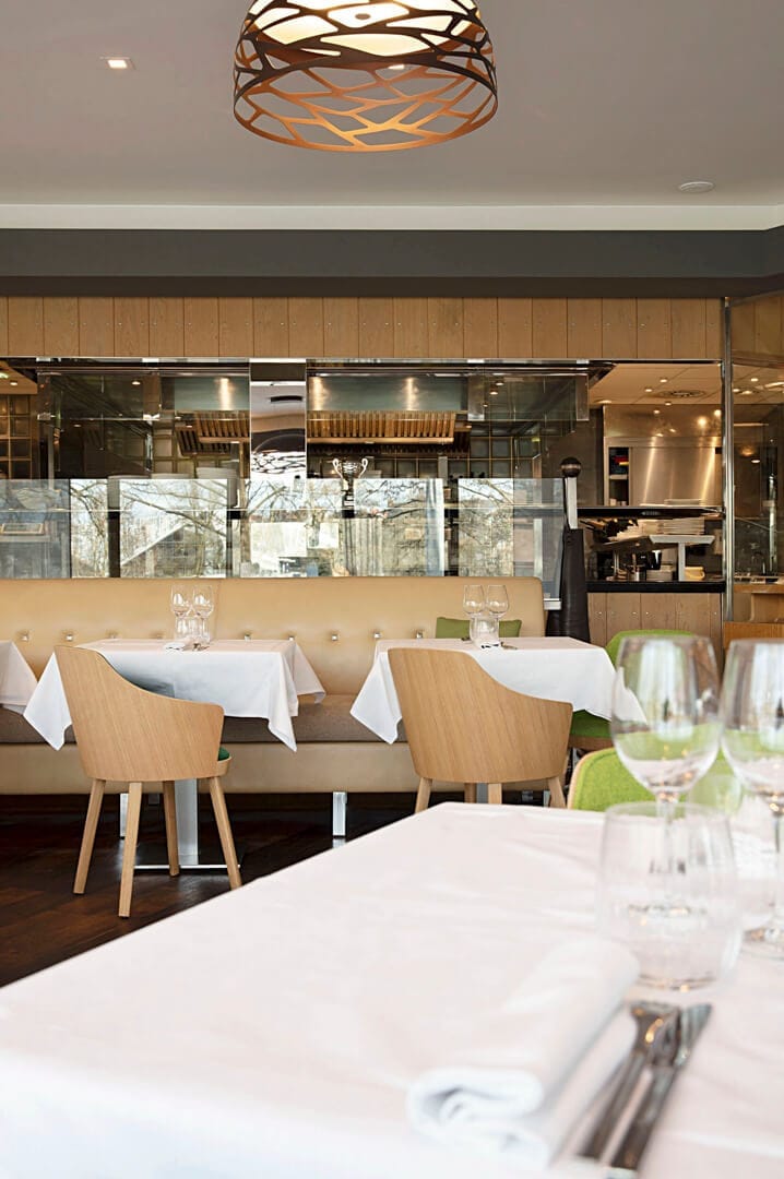 Table du restaurant Le Un à Nantes, mobilier IDM, par Gwénaëlle Hoyet