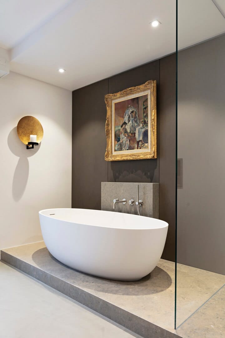 Salle de bain design avec baignoire îlot, par Gwénaëlle Hoyet à Rennes
