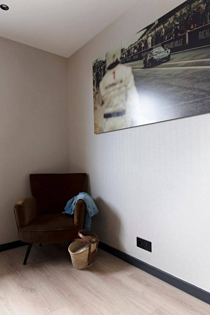 Coin fauteuil en cuir dans un bureau, décoré par Caroline Désert, par Gwénaëlle Hoyet