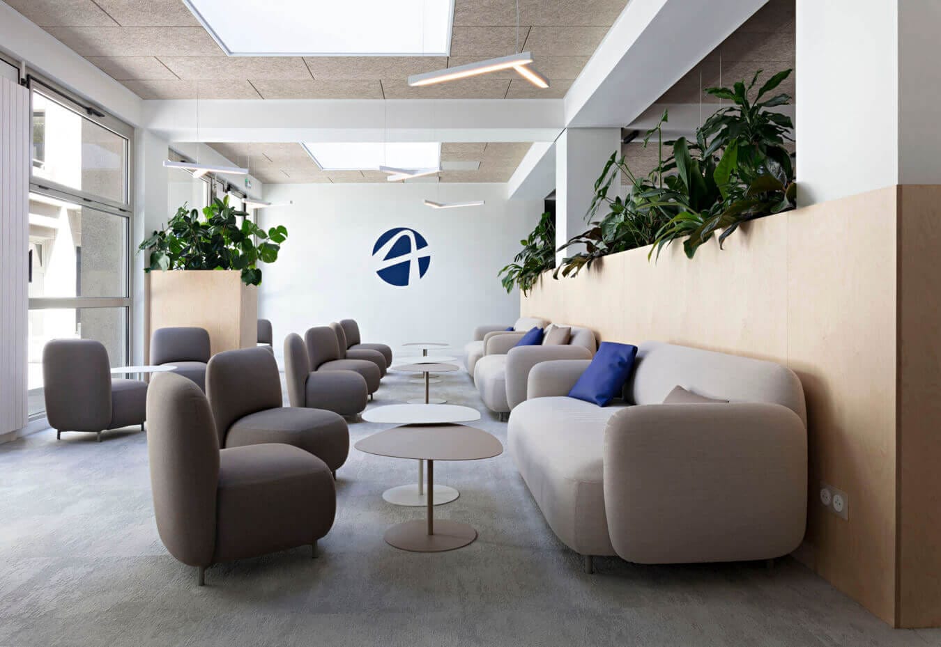 Photo de l'espace détente du campus Audencia, mobilier contemporain IDM, par Gwénaëlle Hoyet à Nantes