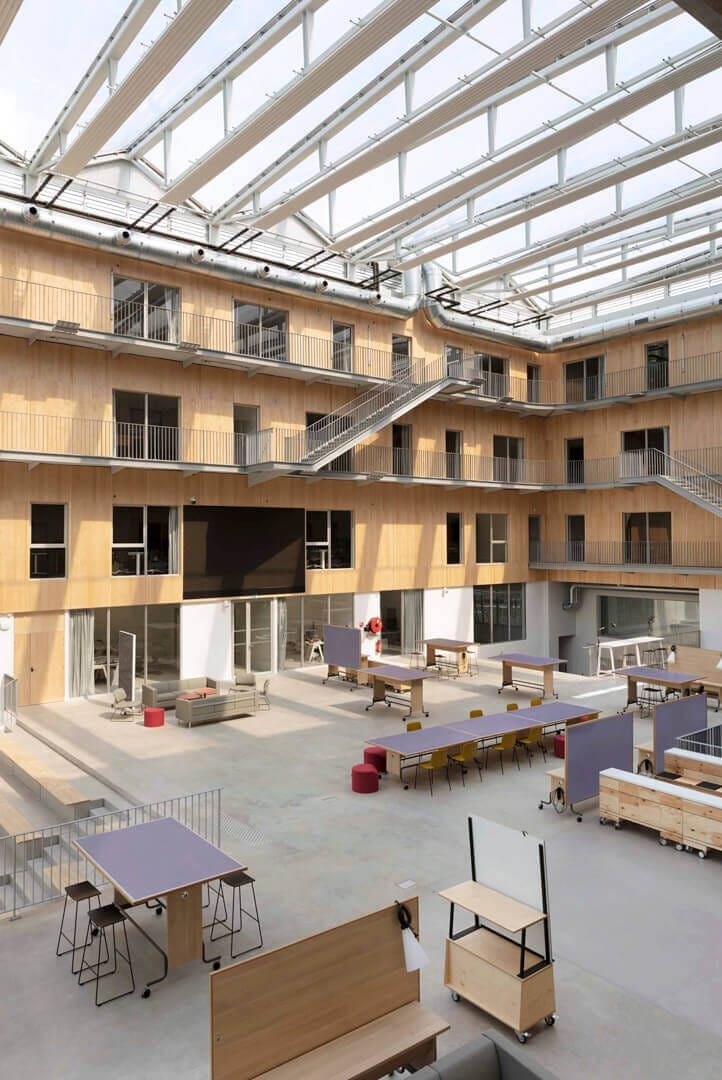 Photo de l'agora de l'école de design Nantes Atlantique, mobilier IDM, par Gwénaëlle Hoyet à Nantes