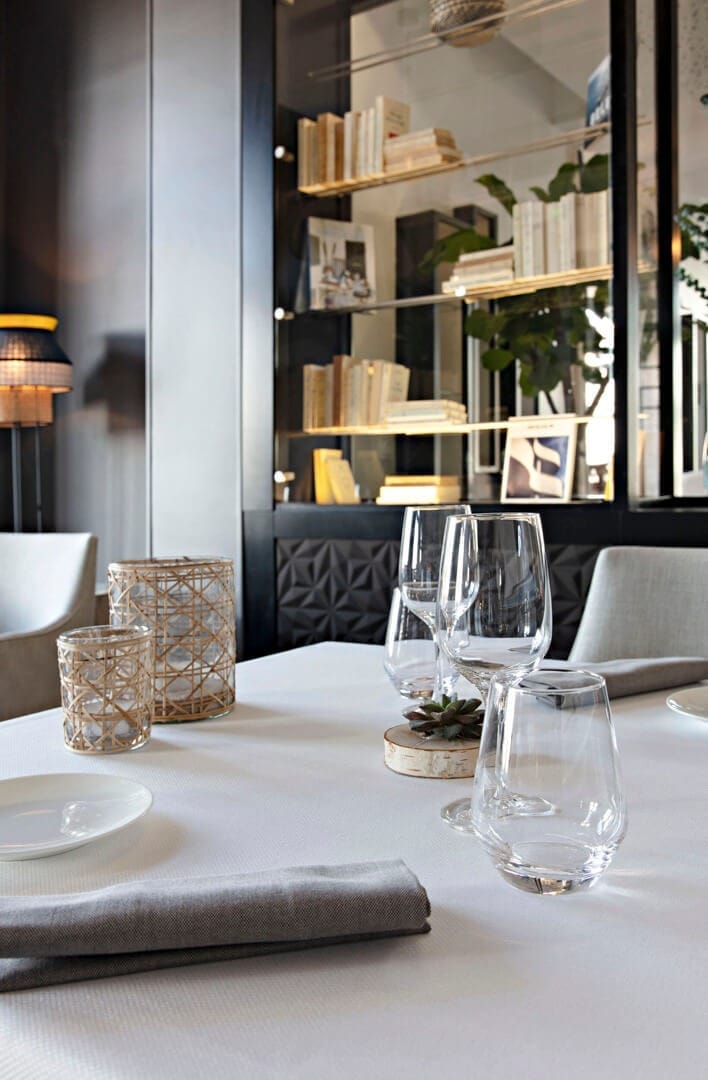 Table de l'hôtel restaurant Castel Beau Site, espace réunion, par Gwénaëlle Hoyet