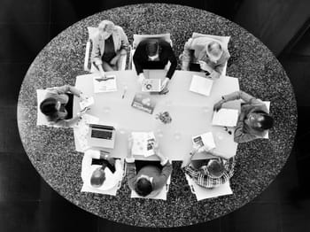 groupe-multiethnique-de-personnes-discutant-de-l-analyse-statistique.jpg